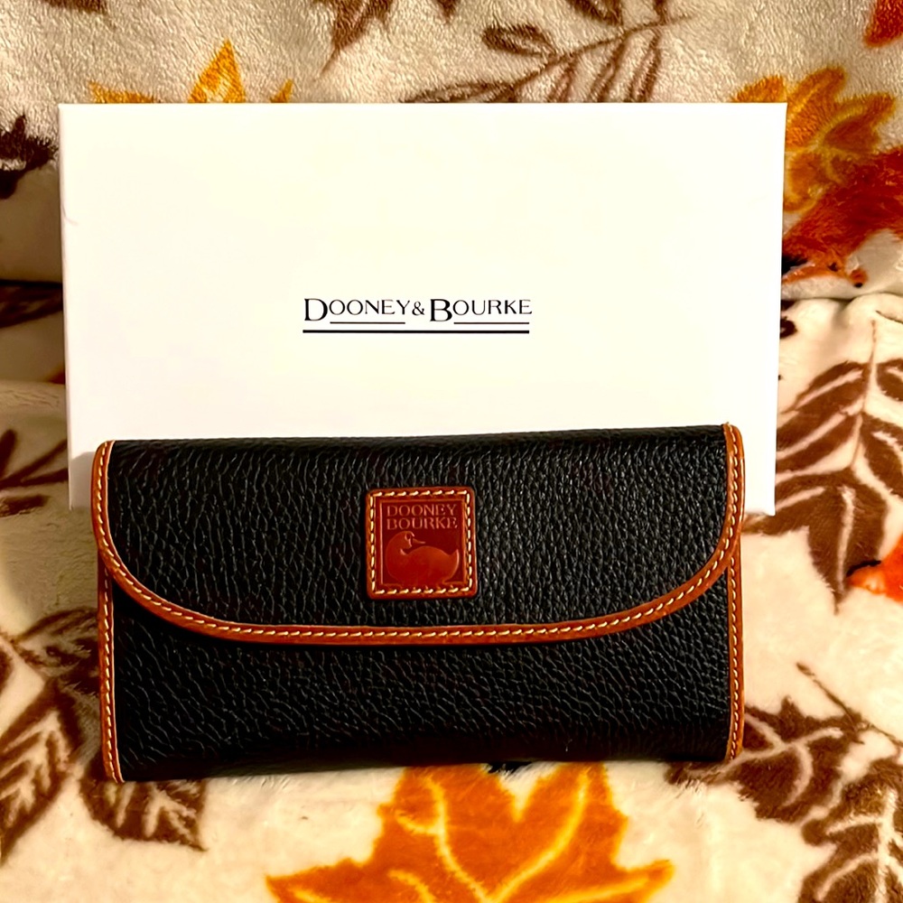 Dooney & Bourke Pebble Grain Continental Clutch